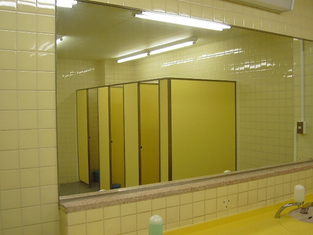鏡に映る学校のトイレ