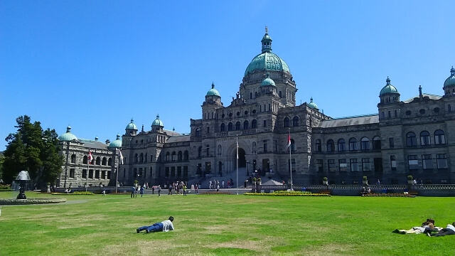 青空に聳えるビクトリア州議事堂（カナダ）