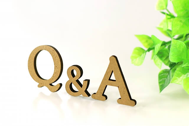 立ち上がるゴールドの「Q&A」の文字と緑の観葉植物
