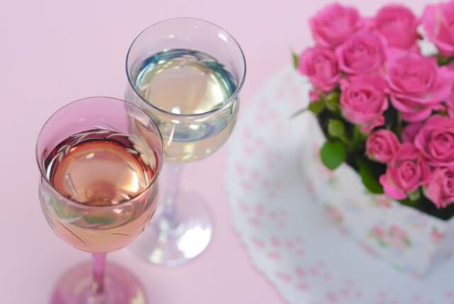 ブーケ皿の側に並べて置いてある赤ワインと白ワインが入った二つのワイングラス