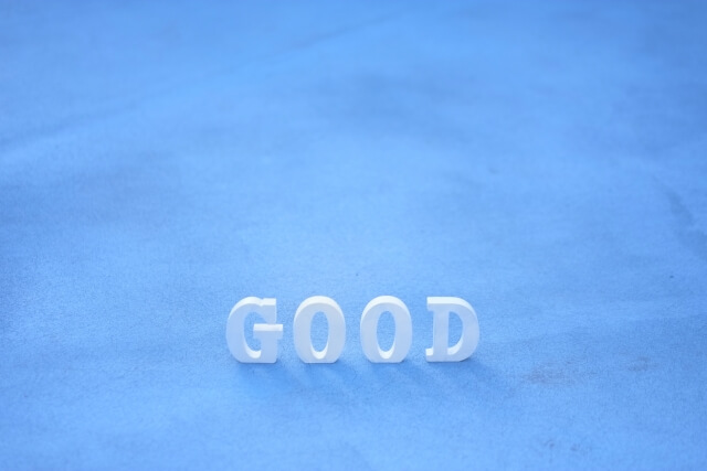 青色の床面に立つ白い「GOOD」の文字