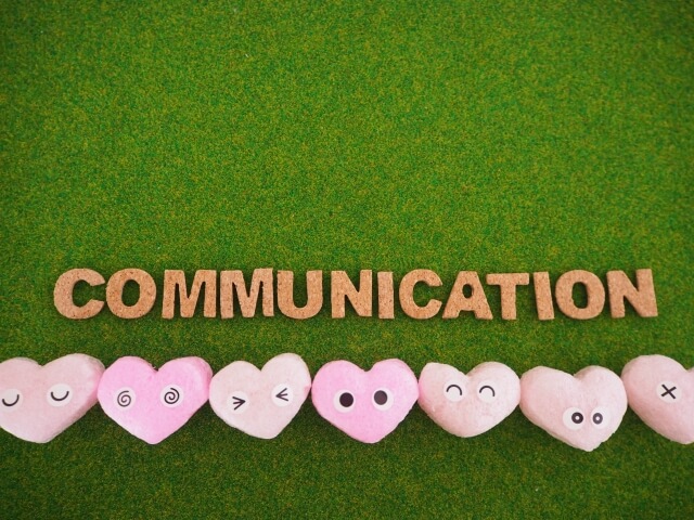 緑の記事に並べられた様々な表情の７つのハートと「COMMUNICATION」の文字