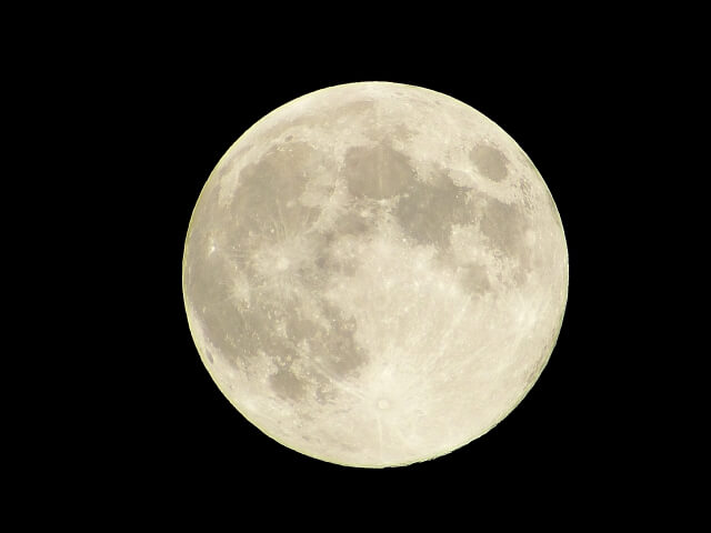 夜空に燦然と輝く月齢14.0の中秋の名月
